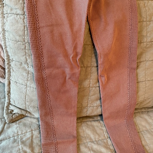 Aerie offline cropped leggings! Worn once. Clay/mauve like color with ribbing. - Picture 4 of 4